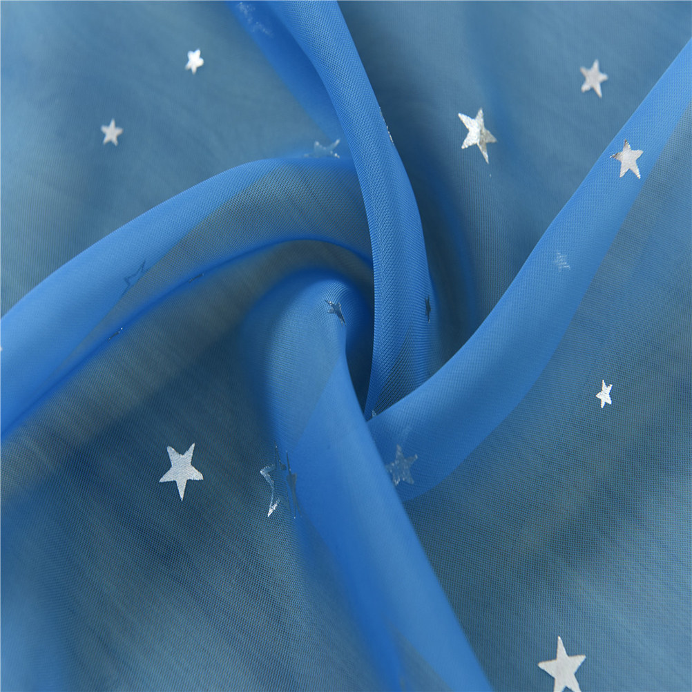 Curtain Sheer Voile - ヴォイル素材のシアーなカーテン。銀色の箔で星の模様が施され、100cm×200cmのサイズ。ご家庭の窓に最適で、光を遮りつつプライバシーを確保し、お部屋の装飾にもなります。