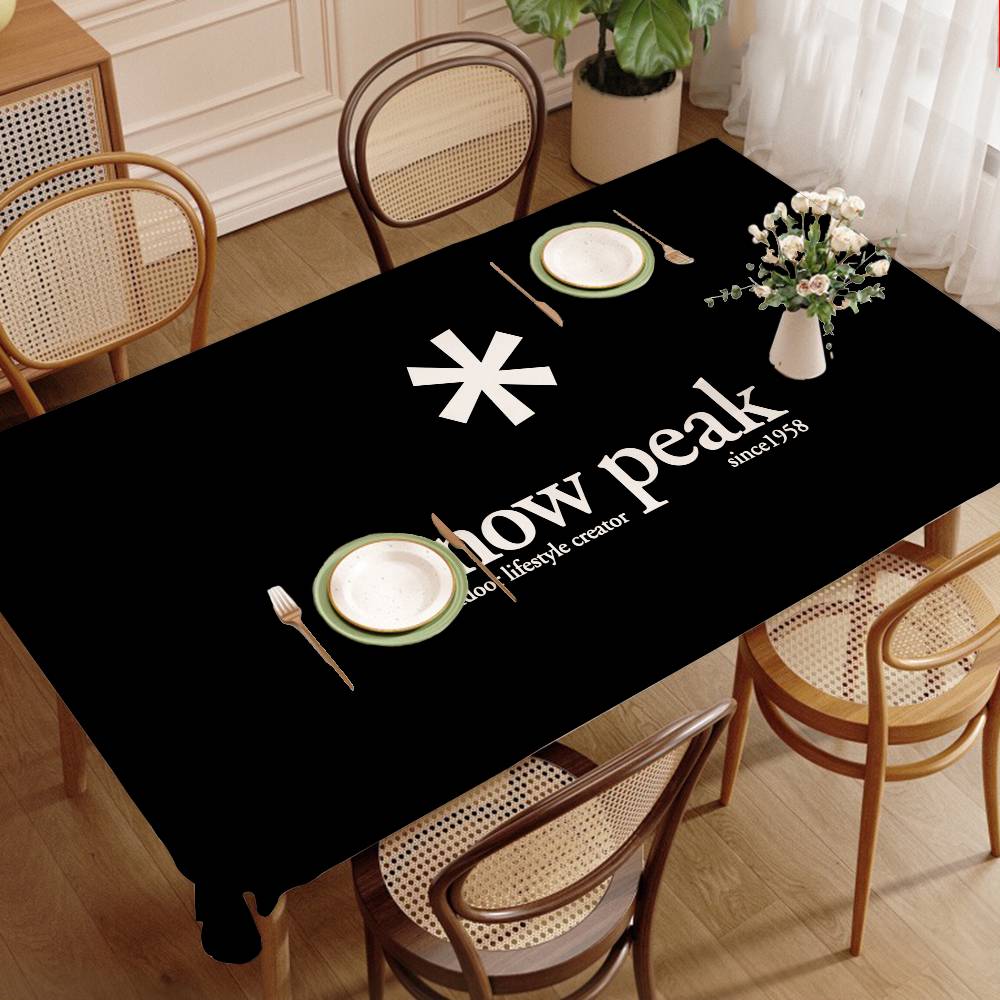Home Textiles Today Logo - おしゃれでクールな「S-Snow P-Peak」ロゴ入りテーブルクロス。屋内・屋外でのピクニックやパーティー、キッチンやダイニングテーブル、結婚式の装飾に最適。
